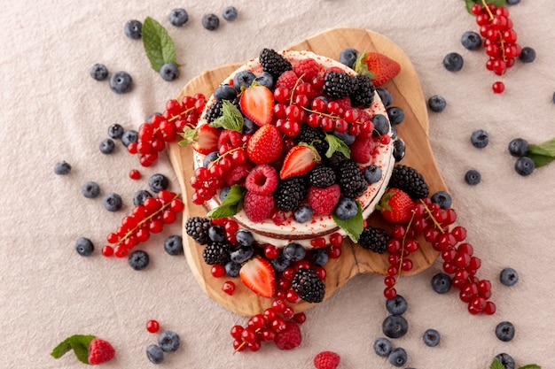 Delicioso pastel con composición de frutos del bosque