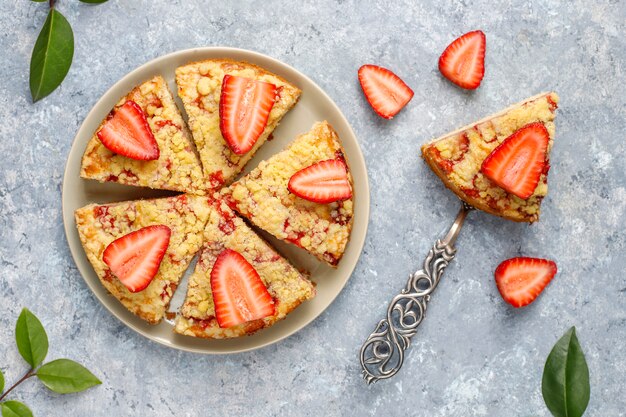 Delicioso pastel de crumble de fresa casero con rodajas de fresas frescas