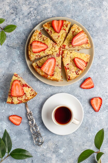 Delicioso pastel de crumble de fresa casero con rodajas de fresas frescas