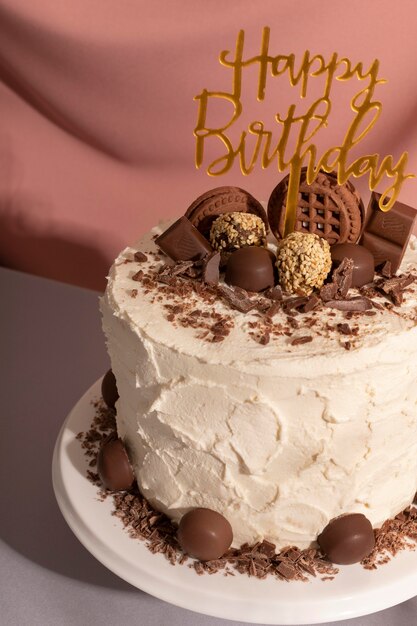 Delicioso pastel de cumpleaños de alto ángulo con chocolate