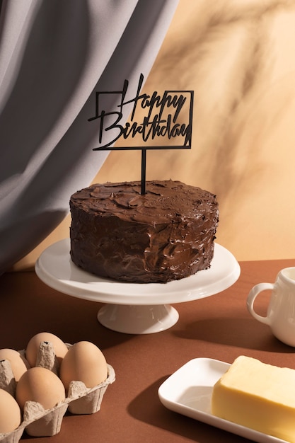 Foto gratuita delicioso pastel de cumpleaños de chocolate