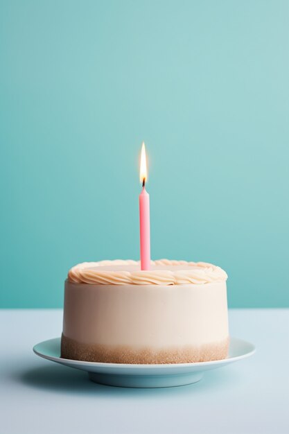 Delicioso pastel de cumpleaños con vela