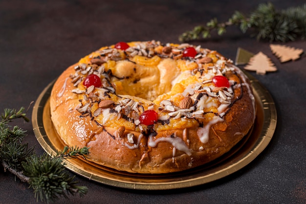 Delicioso pastel del día de la epifanía con ramas.