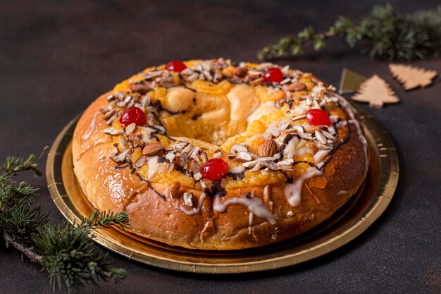 Delicioso pastel del día de la epifanía con ramas.