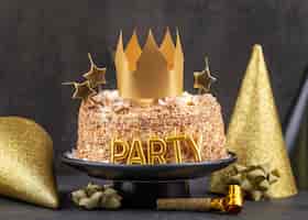 Foto gratuita delicioso pastel de fiesta con corona