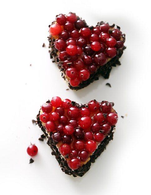 Delicioso pastel en forma de corazón sobre la mesa