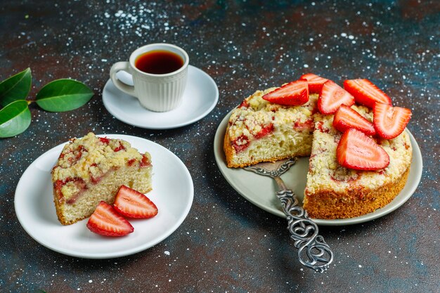 Delicioso pastel de fresa crumble casero con rodajas de fresa fresca