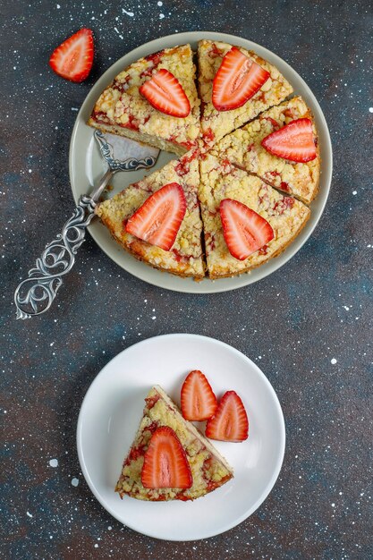 Delicioso pastel de fresa crumble casero con rodajas de fresa fresca