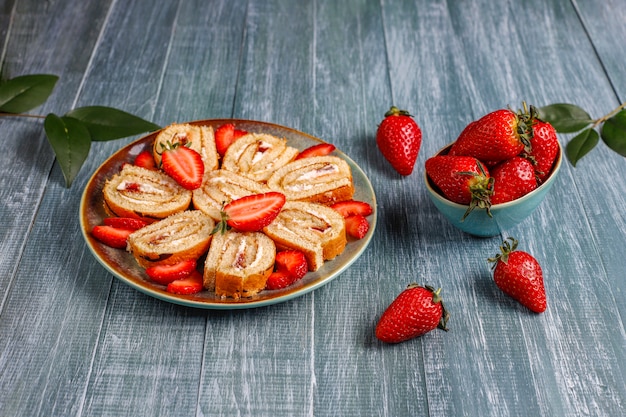 Delicioso pastel de fresa con fresas frescas, vista superior