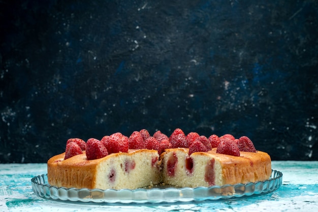 Foto gratuita delicioso pastel de fresa en rodajas y todo delicioso pastel en un escritorio brillante, bizcocho dulce hornear