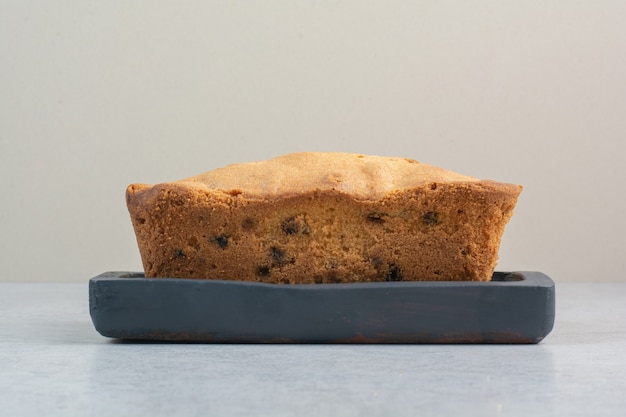 Foto gratuita delicioso pastel fresco caliente en tablero oscuro.