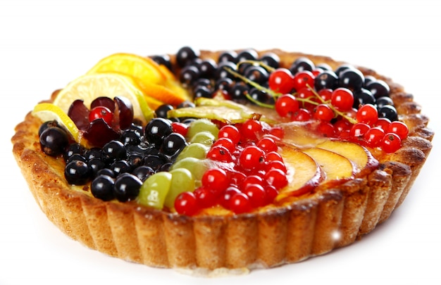 Delicioso pastel de frutas en blanco