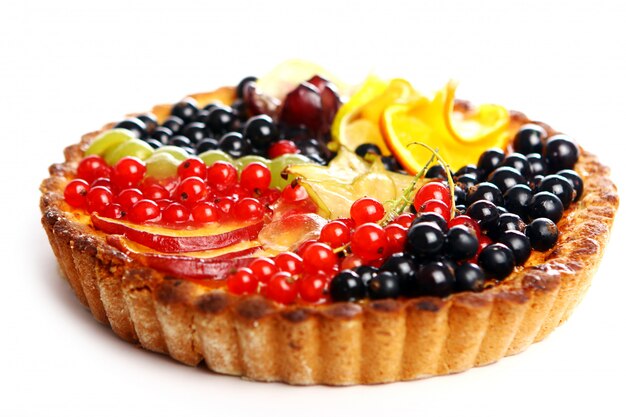 Delicioso pastel de frutas en blanco