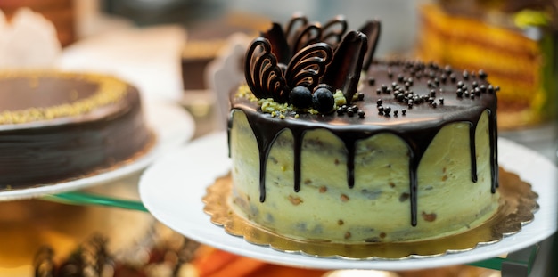 Delicioso pastel con frutas y chocolate.