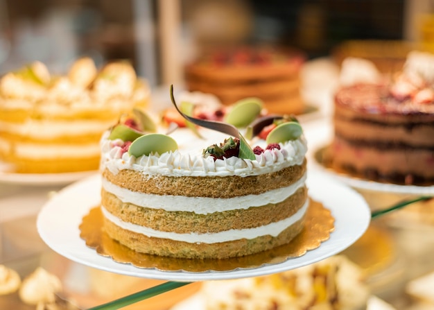 Foto gratuita delicioso pastel con frutas y crema.