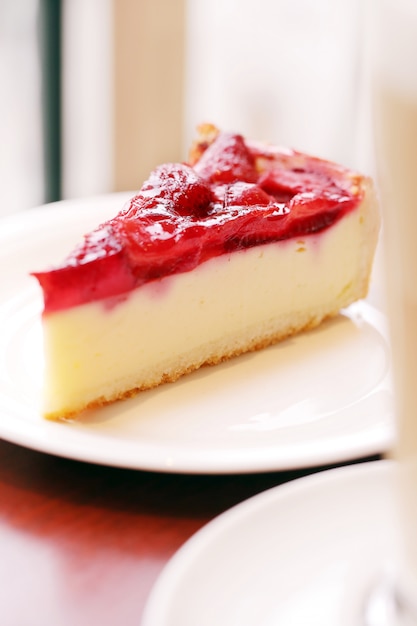 Delicioso pastel de frutas en un plato