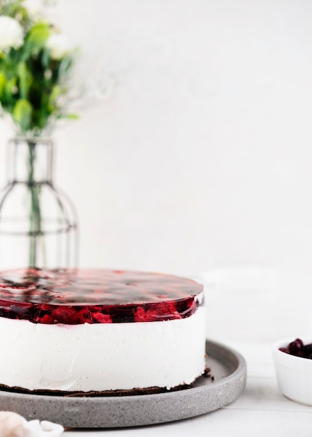 Foto gratuita delicioso pastel de gelatina con flores