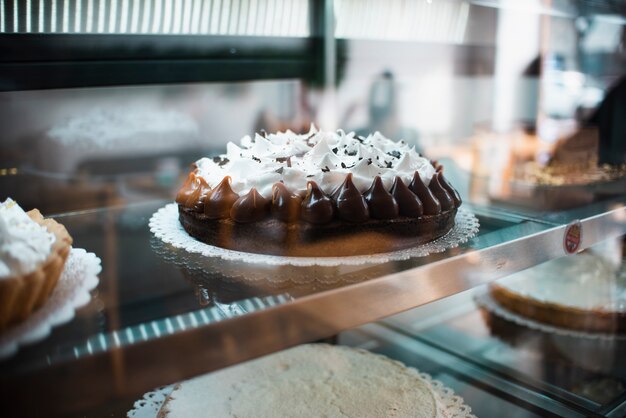 Delicioso pastel horneado con crema batida