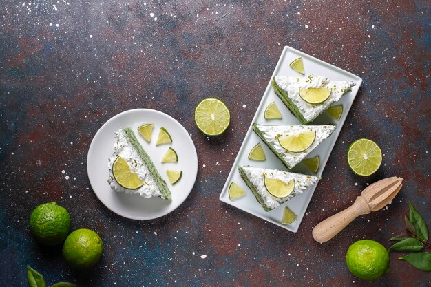 Delicioso pastel de limón con rodajas de limón fresco y limas.