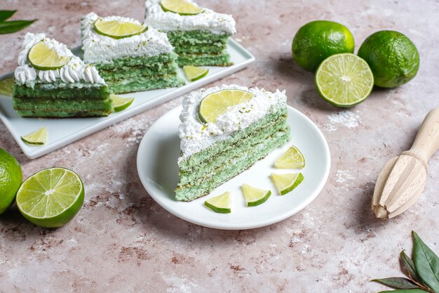 Delicioso pastel de limón con rodajas de limón fresco y limas.