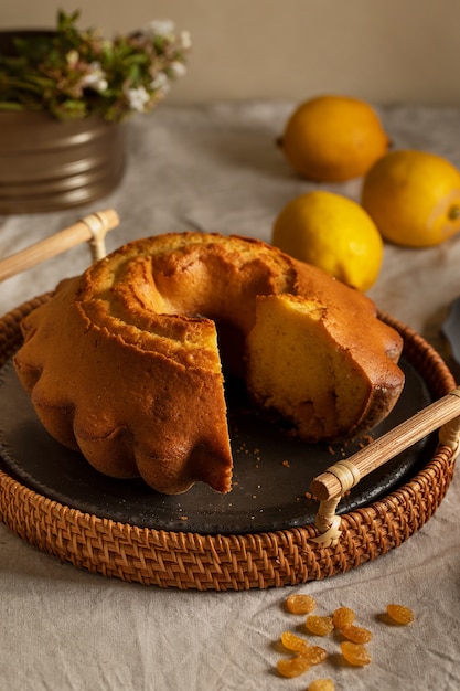 Foto gratuita delicioso pastel y limones alto ángulo