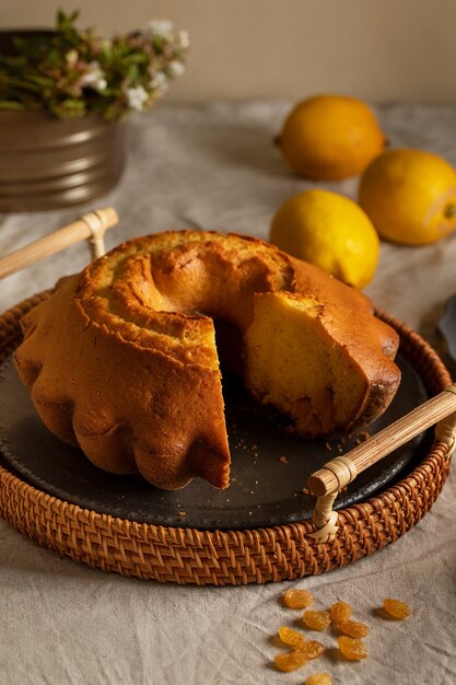 Delicioso pastel y limones alto ángulo