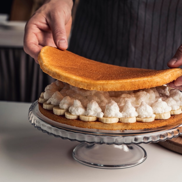 Delicioso pastel con nata y plátano