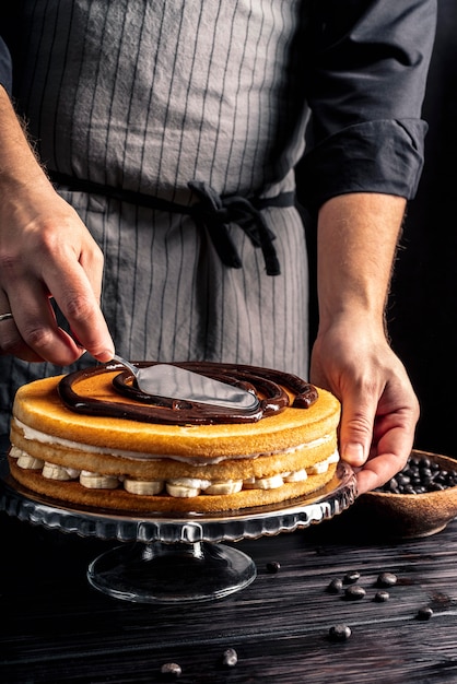 Foto gratuita delicioso pastel con nata y plátano