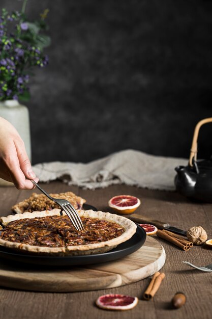 Delicioso pastel de nueces hecho a mano listo para ser servido