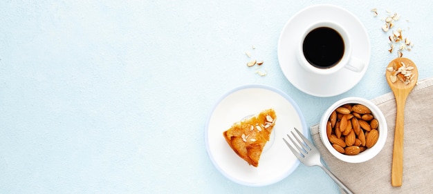 Delicioso pastel de otoño y espacio de copia de café