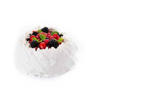 Delicioso pastel de Pavlova con merengue y bayas frescas aisladas sobre fondo blanco.