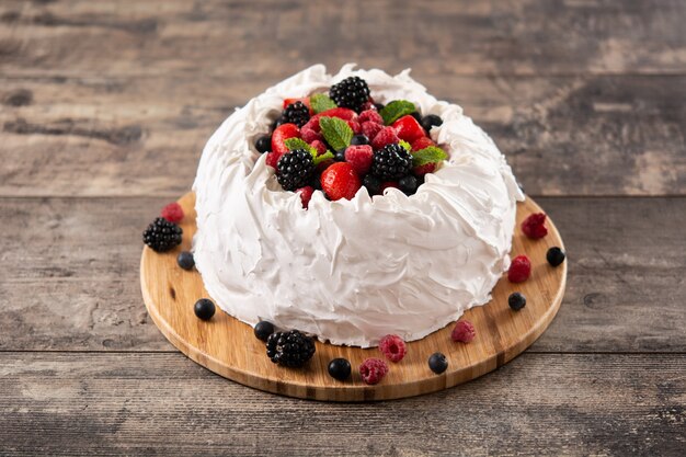 Delicioso pastel de Pavlova con merengue y bayas frescas