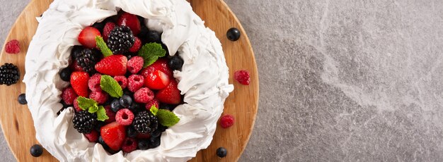 Delicioso pastel de Pavlova con merengue y bayas frescas