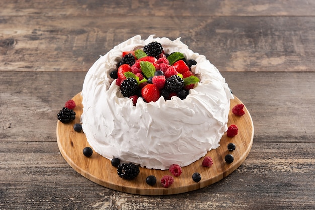 Delicioso pastel de Pavlova con merengue y bayas frescas