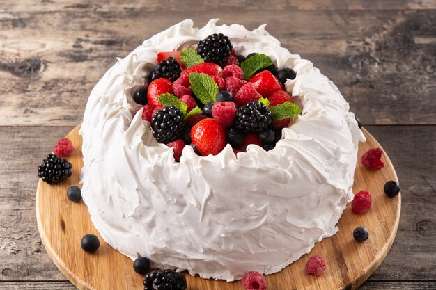 Delicioso pastel de Pavlova con merengue y bayas frescas