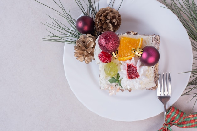 Delicioso pastel con piñas y rama de árbol