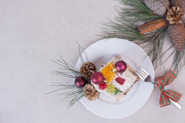 Delicioso pastel con piñas y rama de árbol.