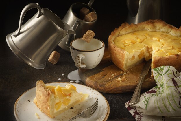 Delicioso pastel en plato de cerámica blanca