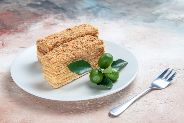 Delicioso pastel rebanadas de pastel de miel en el piso de luz