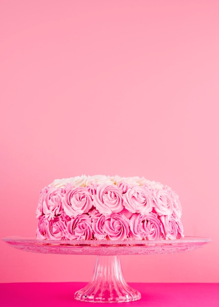 Delicioso pastel rosa con rosas