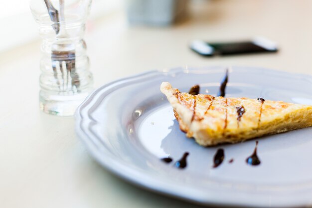 Delicioso pastel servido en plato blanco