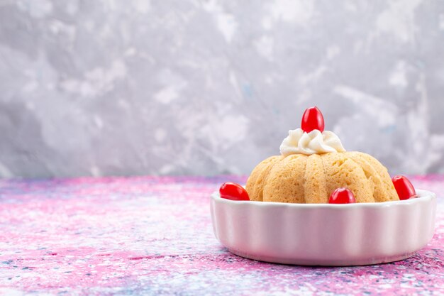 delicioso pastel simple con crema y cacahuetes frescos en brillante, pastel de galleta dulce nuez de azúcar