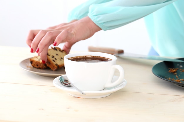 Foto gratuita delicioso pastel sobre la mesa