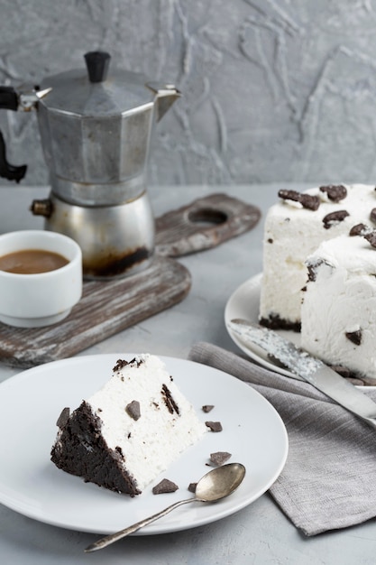 Delicioso pastel con taza de café