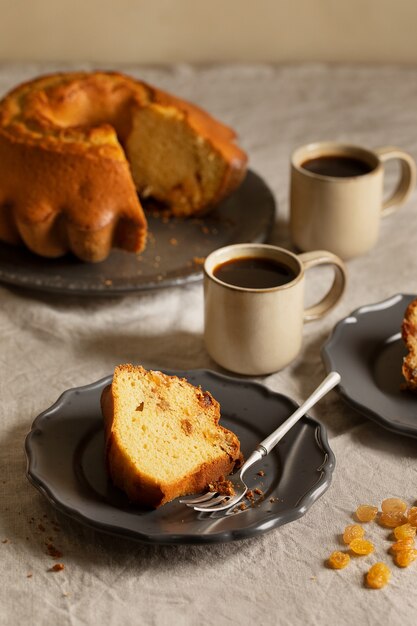 Delicioso pastel y tazas de café de alto ángulo.