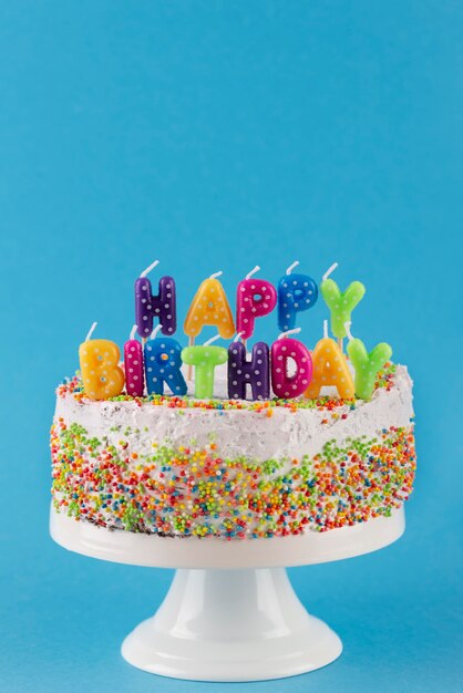 Delicioso pastel con velas de cumpleaños
