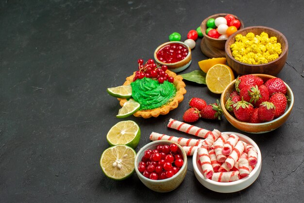 Foto gratuita delicioso pastel de vista frontal con frutas y dulces