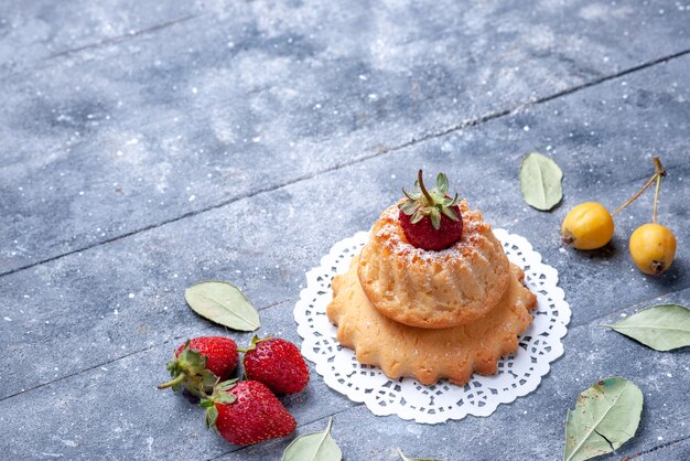 Foto gratuita delicioso pastelito con frambuesa junto con fresas en brigh