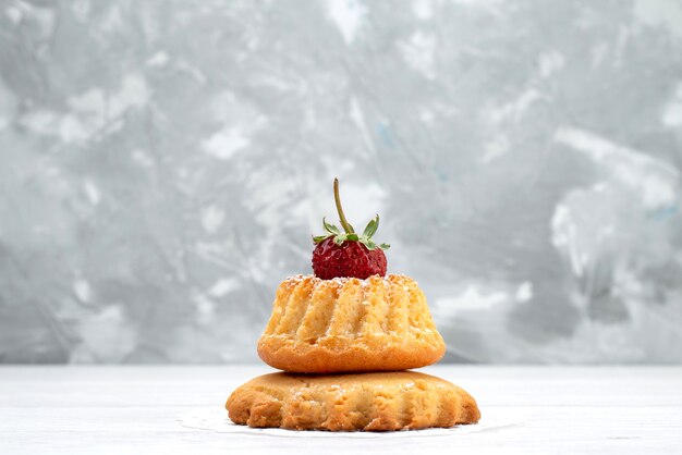 delicioso pastelito con fresa a la luz, bizcocho de galleta dulce azúcar hornear baya