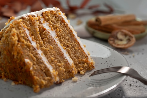 Foto gratuita delicioso pedazo de pastel en un plato